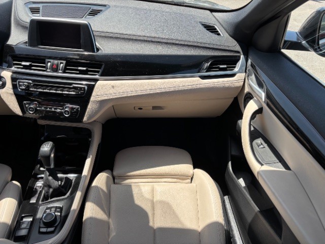 BMW X2 Vehicle Full-screen Gallery Image 09