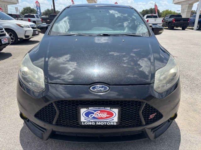 Ford Focus Hatchback Vehicle Full-screen Gallery Image 02