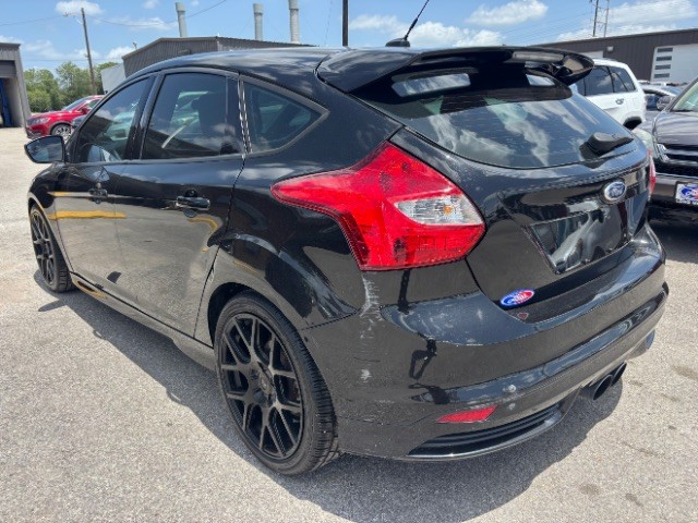 Ford Focus Hatchback Vehicle Full-screen Gallery Image 04