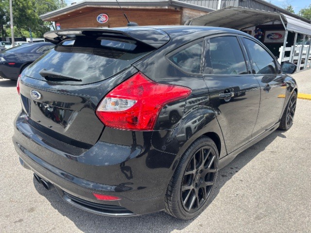 Ford Focus Hatchback Vehicle Full-screen Gallery Image 05