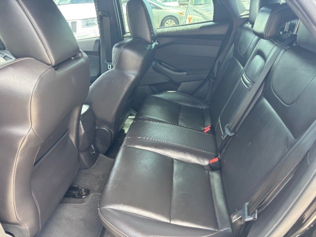 Ford Focus Hatchback Vehicle Full-screen Gallery Image 06
