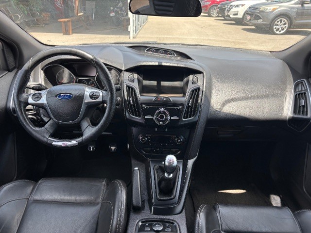 Ford Focus Hatchback Vehicle Full-screen Gallery Image 07