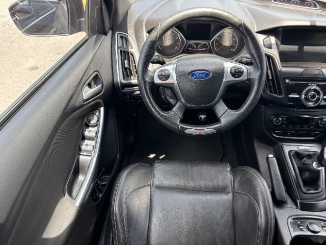 Ford Focus Hatchback Vehicle Full-screen Gallery Image 08