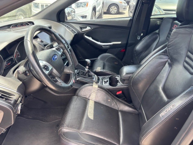 Ford Focus Hatchback Vehicle Full-screen Gallery Image 10