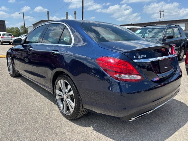 Mercedes-Benz C 300 Vehicle Full-screen Gallery Image 04