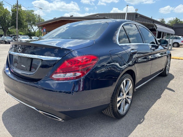 Mercedes-Benz C 300 Vehicle Full-screen Gallery Image 05