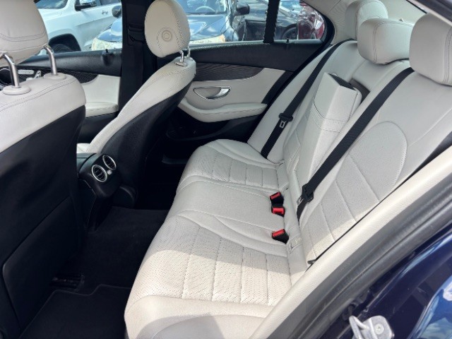 Mercedes-Benz C 300 Vehicle Full-screen Gallery Image 06