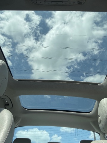 Mercedes-Benz C 300 Vehicle Full-screen Gallery Image 07
