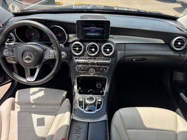 Mercedes-Benz C 300 Vehicle Full-screen Gallery Image 08