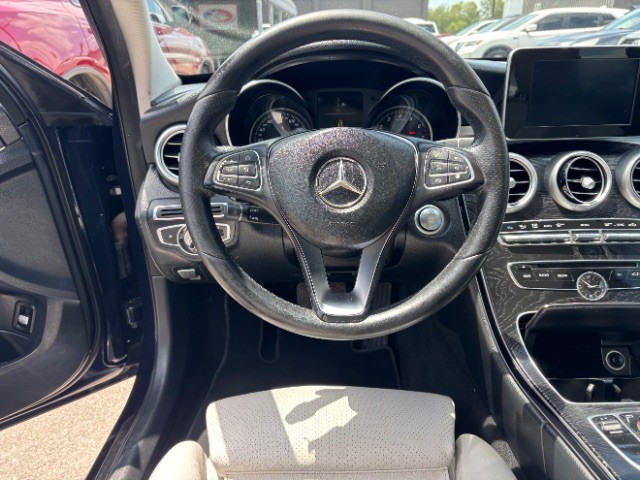 Mercedes-Benz C 300 Vehicle Full-screen Gallery Image 09