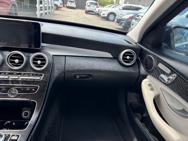 Mercedes-Benz C 300 Vehicle Full-screen Gallery Image 10