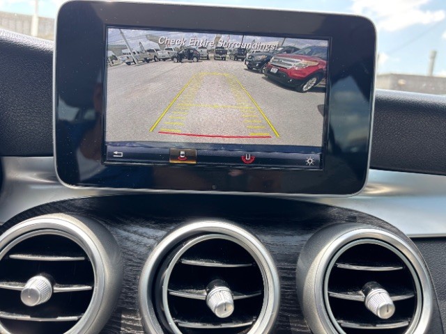 Mercedes-Benz C 300 Vehicle Full-screen Gallery Image 11