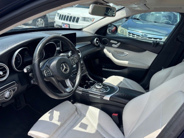 Mercedes-Benz C 300 Vehicle Full-screen Gallery Image 12