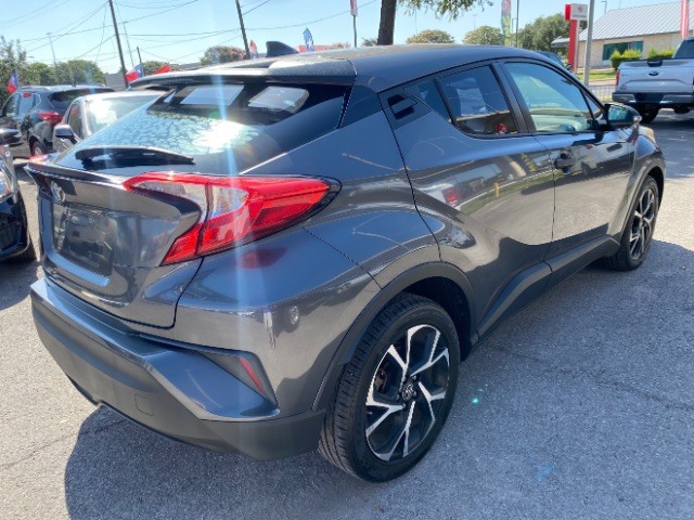 Toyota C-HR Vehicle Full-screen Gallery Image 03