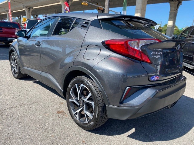 Toyota C-HR Vehicle Full-screen Gallery Image 04