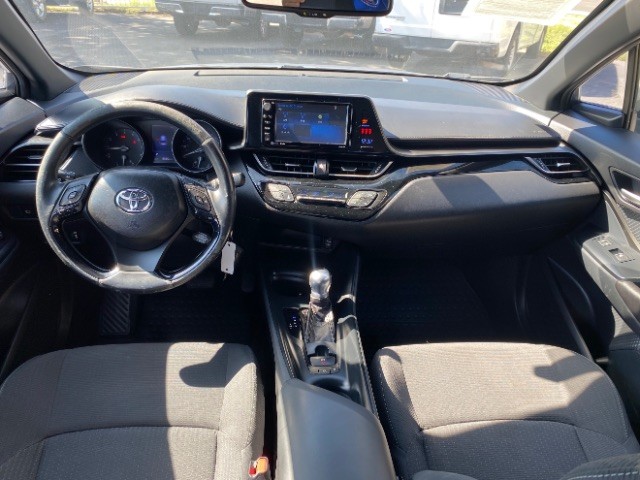 Toyota C-HR Vehicle Full-screen Gallery Image 05