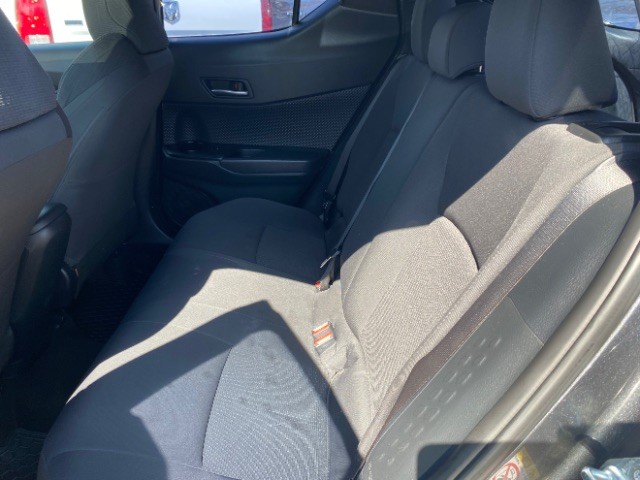 Toyota C-HR Vehicle Full-screen Gallery Image 06