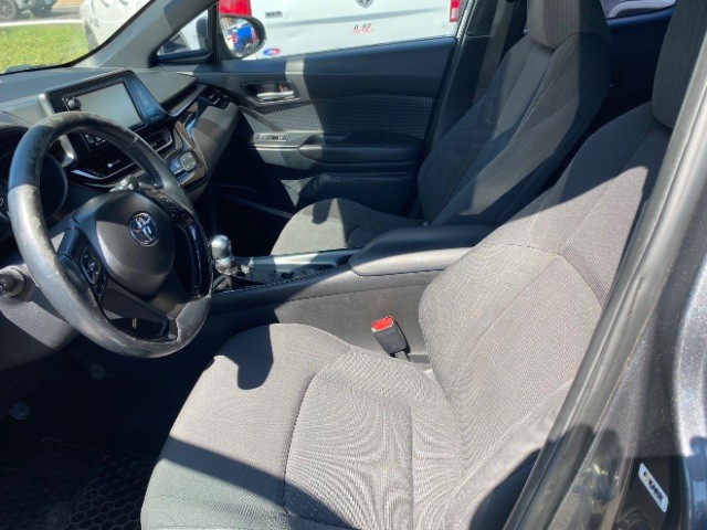 Toyota C-HR Vehicle Full-screen Gallery Image 07
