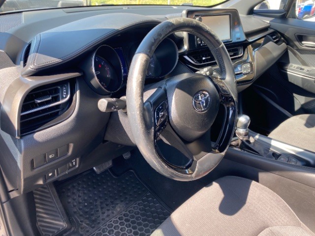 Toyota C-HR Vehicle Full-screen Gallery Image 08