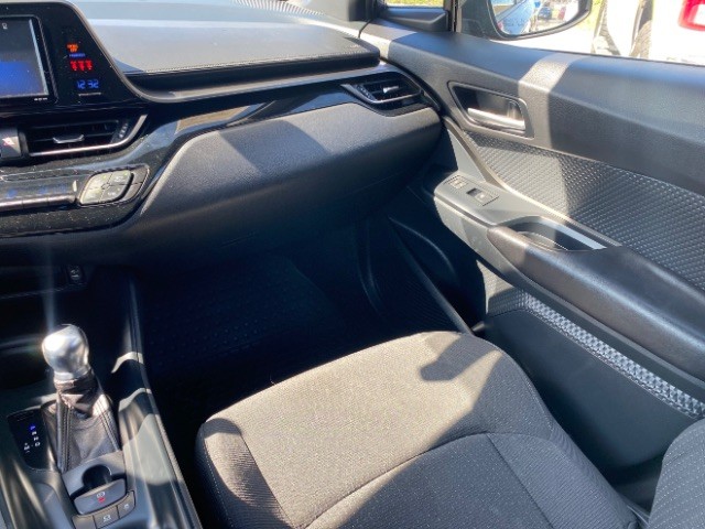 Toyota C-HR Vehicle Full-screen Gallery Image 09
