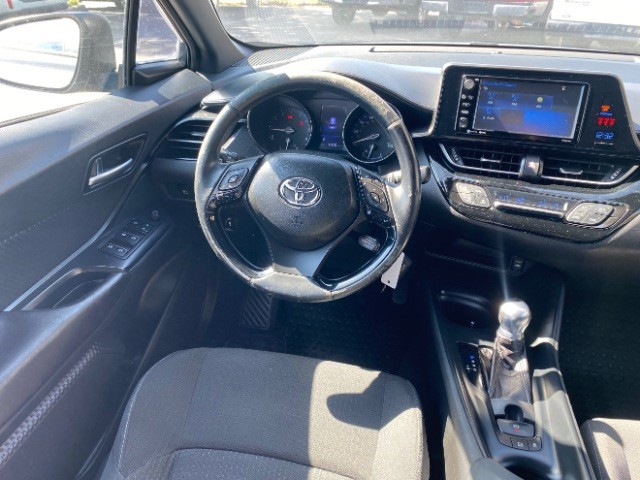 Toyota C-HR Vehicle Full-screen Gallery Image 10