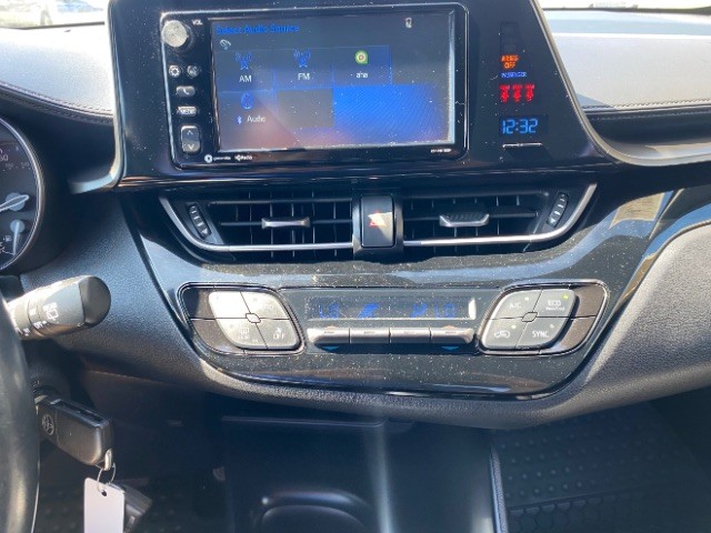Toyota C-HR Vehicle Full-screen Gallery Image 11