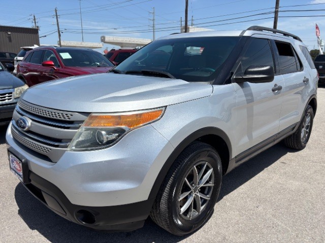Ford Explorer Vehicle Full-screen Gallery Image 03