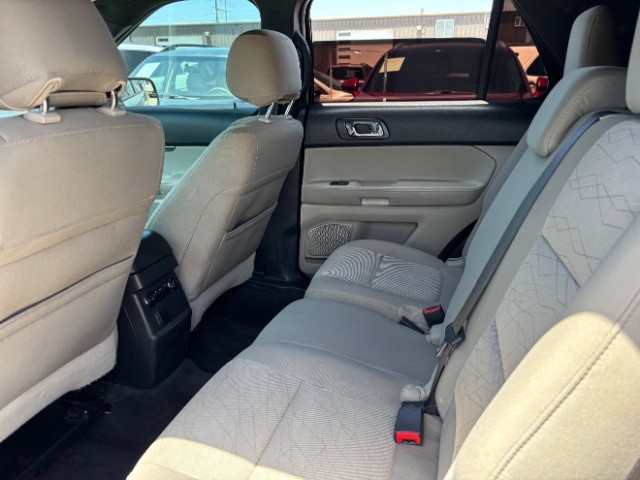 Ford Explorer Vehicle Full-screen Gallery Image 06