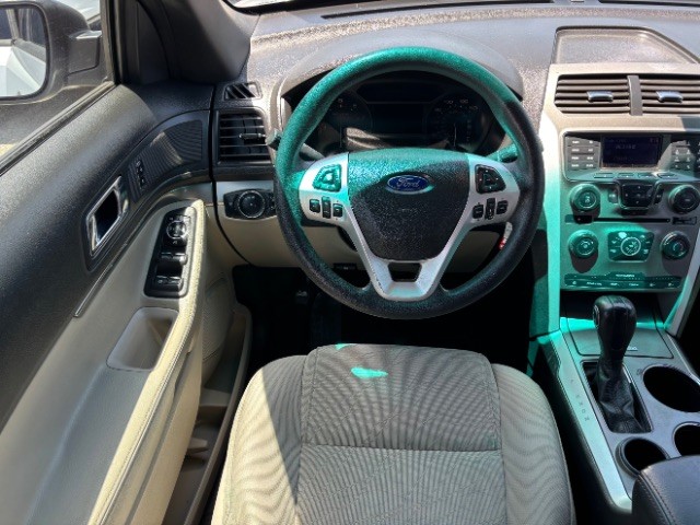 Ford Explorer Vehicle Full-screen Gallery Image 08