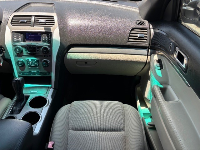 Ford Explorer Vehicle Full-screen Gallery Image 09