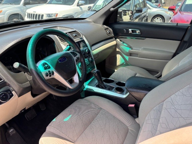 Ford Explorer Vehicle Full-screen Gallery Image 10