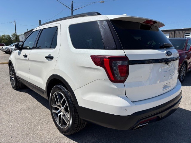 Ford Explorer Vehicle Full-screen Gallery Image 04