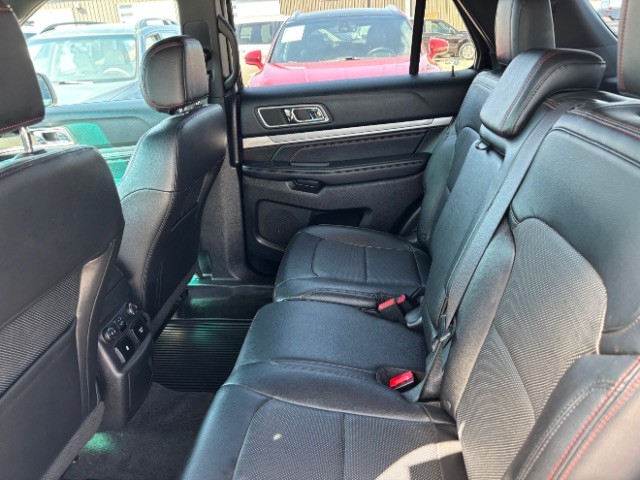 Ford Explorer Vehicle Full-screen Gallery Image 06