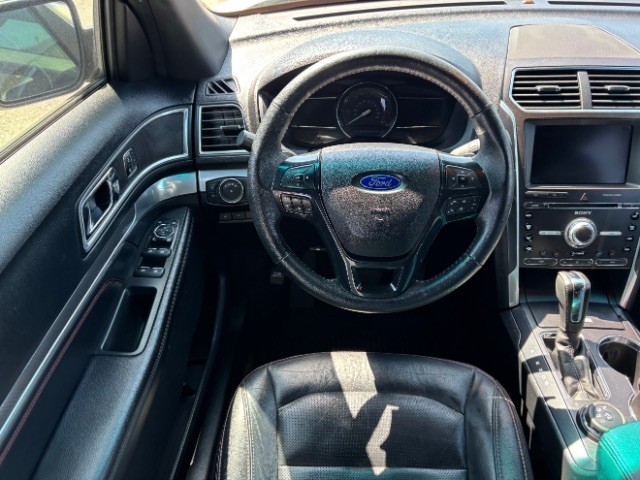 Ford Explorer Vehicle Full-screen Gallery Image 09