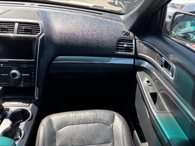 Ford Explorer Vehicle Full-screen Gallery Image 10