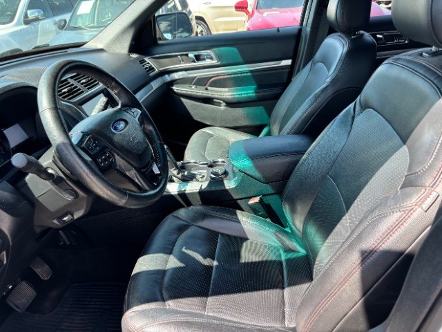 Ford Explorer Vehicle Full-screen Gallery Image 11