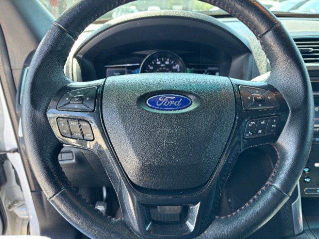 Ford Explorer Vehicle Full-screen Gallery Image 13