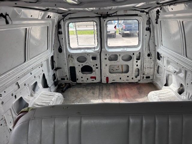 Ford Econoline Cargo Van Vehicle Full-screen Gallery Image 07