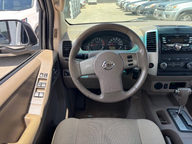 Nissan Frontier Vehicle Full-screen Gallery Image 08