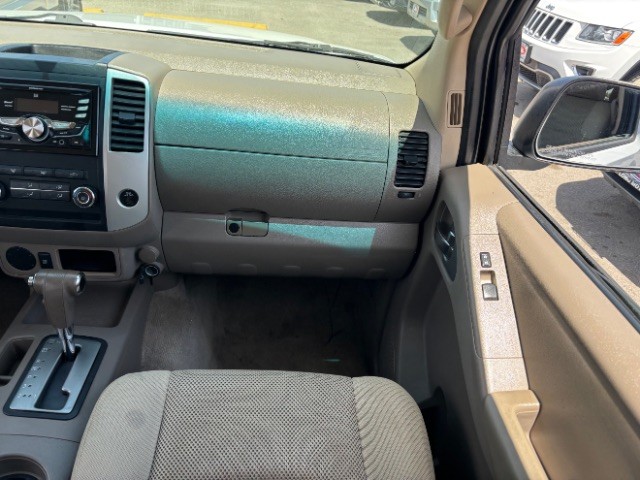 Nissan Frontier Vehicle Full-screen Gallery Image 09