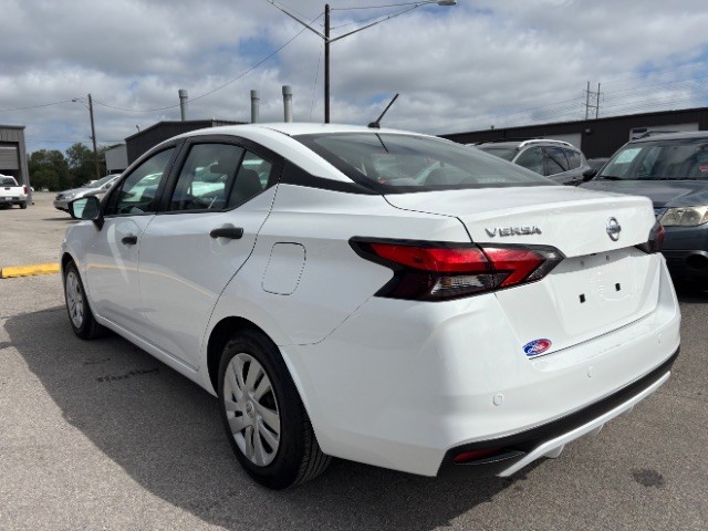 Nissan Versa Vehicle Full-screen Gallery Image 04