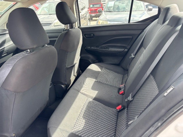 Nissan Versa Vehicle Full-screen Gallery Image 06