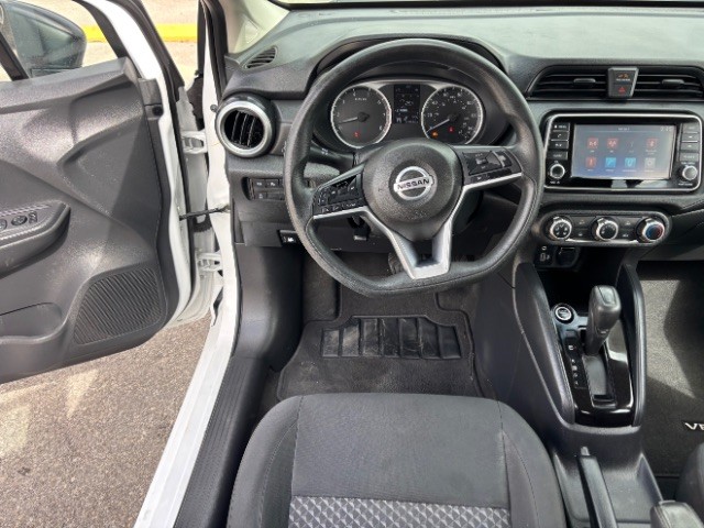 Nissan Versa Vehicle Full-screen Gallery Image 08