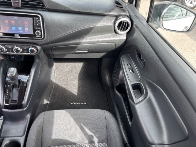 Nissan Versa Vehicle Full-screen Gallery Image 09