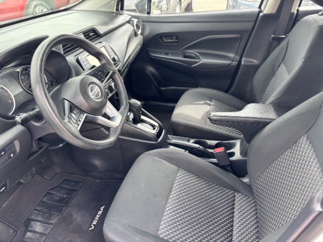 Nissan Versa Vehicle Full-screen Gallery Image 10