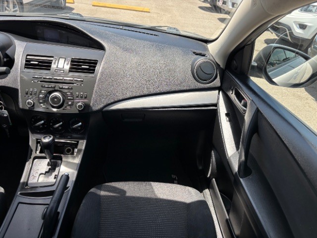 Mazda Mazda3 Vehicle Full-screen Gallery Image 09