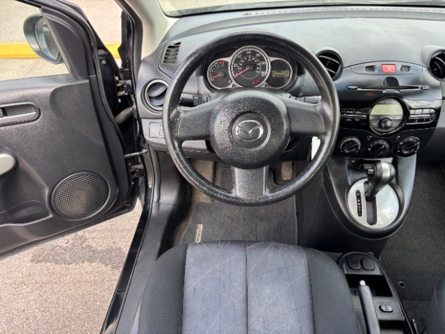 Mazda MAZDA2 Vehicle Full-screen Gallery Image 08