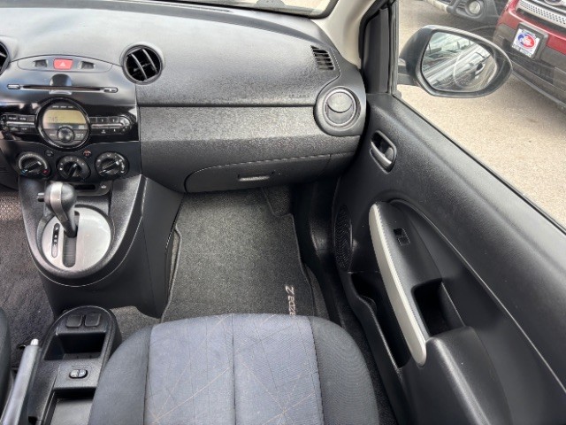Mazda MAZDA2 Vehicle Full-screen Gallery Image 09