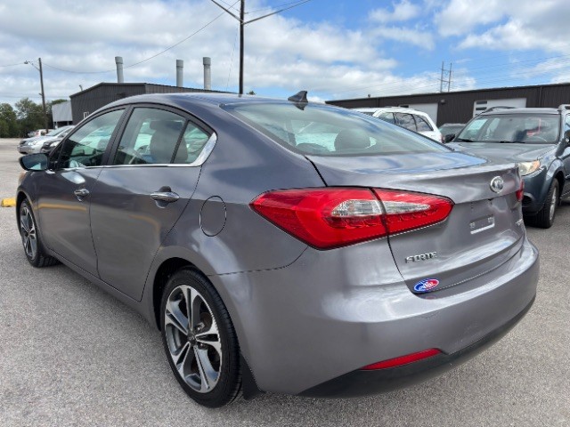 Kia Forte Vehicle Full-screen Gallery Image 03