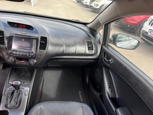 Kia Forte Vehicle Full-screen Gallery Image 08